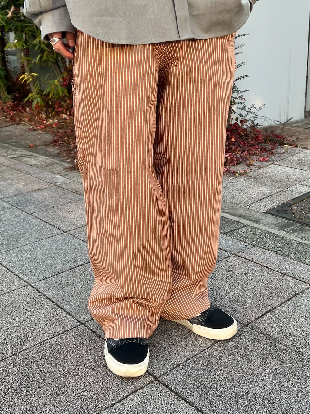 グレー系のデニムジャケット、ベージュ系のデニムパンツ、グレー系のシャツ/ブラウスを着用したメンズの冬コーディネートの5枚目の写真