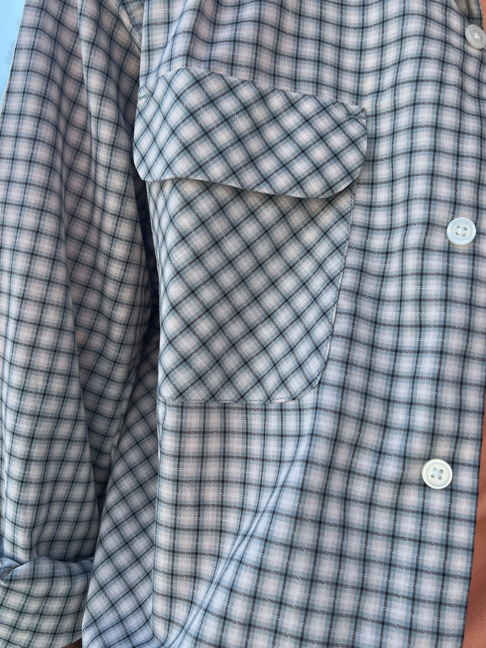 ブルー系のチノパンツ、グリーン系のシャツ/ブラウス、その他のTシャツ/カットソーを着用したメンズの夏コーディネートの3枚目の写真