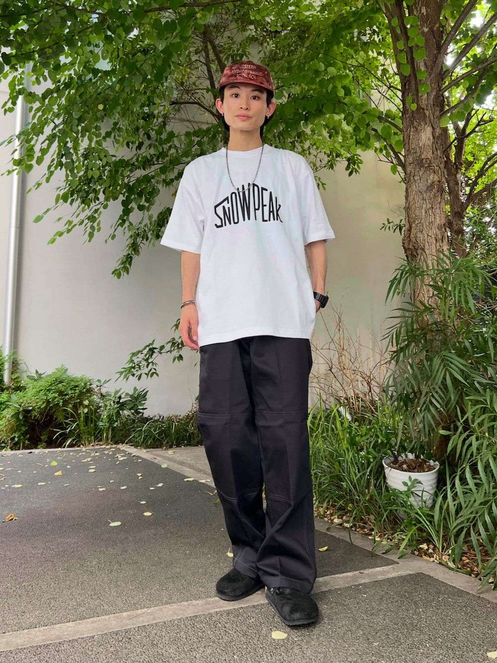 ブラック系のシャツ/ブラウス、ホワイト系のTシャツ/カットソー、ブラック系のその他パンツを着用したメンズの夏コーディネートの2枚目の写真