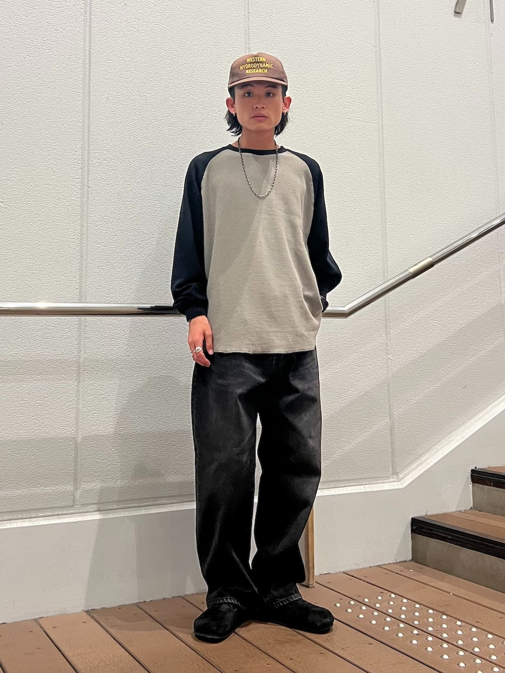 ブルー系のテーラードジャケット、ブラック系のデニムパンツ、ブラック系のTシャツ/カットソーを着用したメンズの夏コーディネートの2枚目の写真