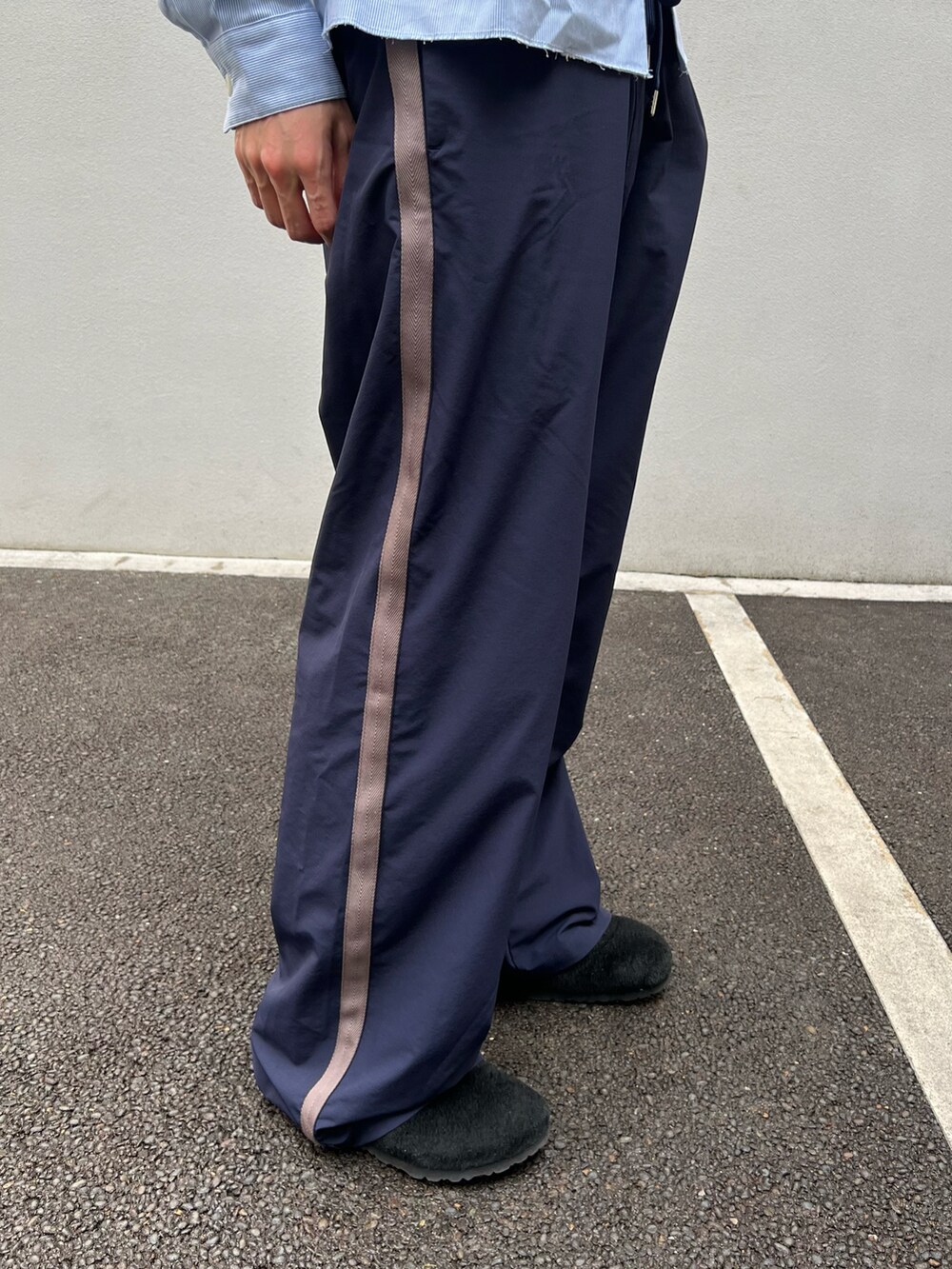 ブルー系のシャツ/ブラウス、ブルー系のその他パンツ、ブラック系のサンダルを着用したメンズの春コーディネートの3枚目の写真