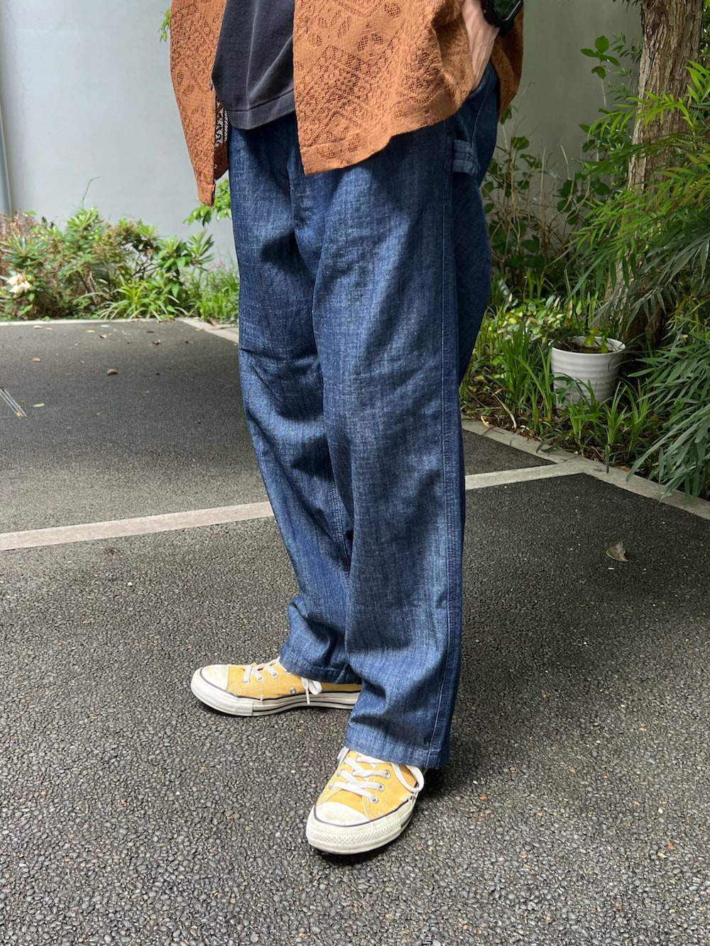 ブラウン系のシャツ/ブラウス、ブラック系のTシャツ/カットソー、ブルー系のデニムパンツを着用したメンズの春コーディネートの3枚目の写真