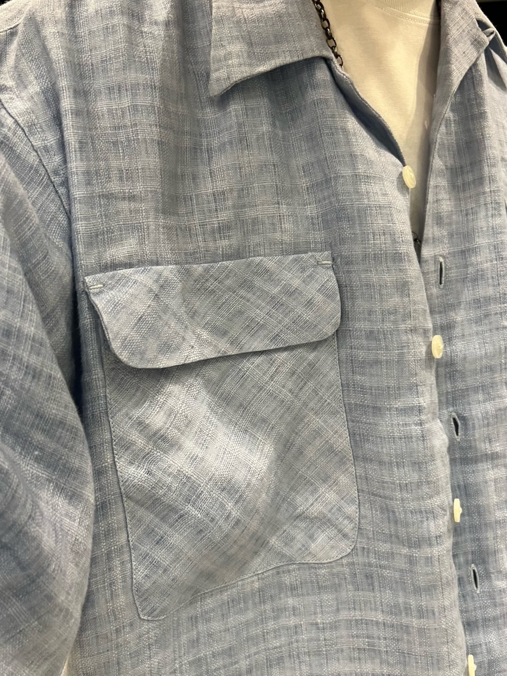 ホワイト系のTシャツ/カットソー、ブルー系のシャツ/ブラウス、ブラウン系のスラックスを着用したメンズの夏コーディネートの4枚目の写真