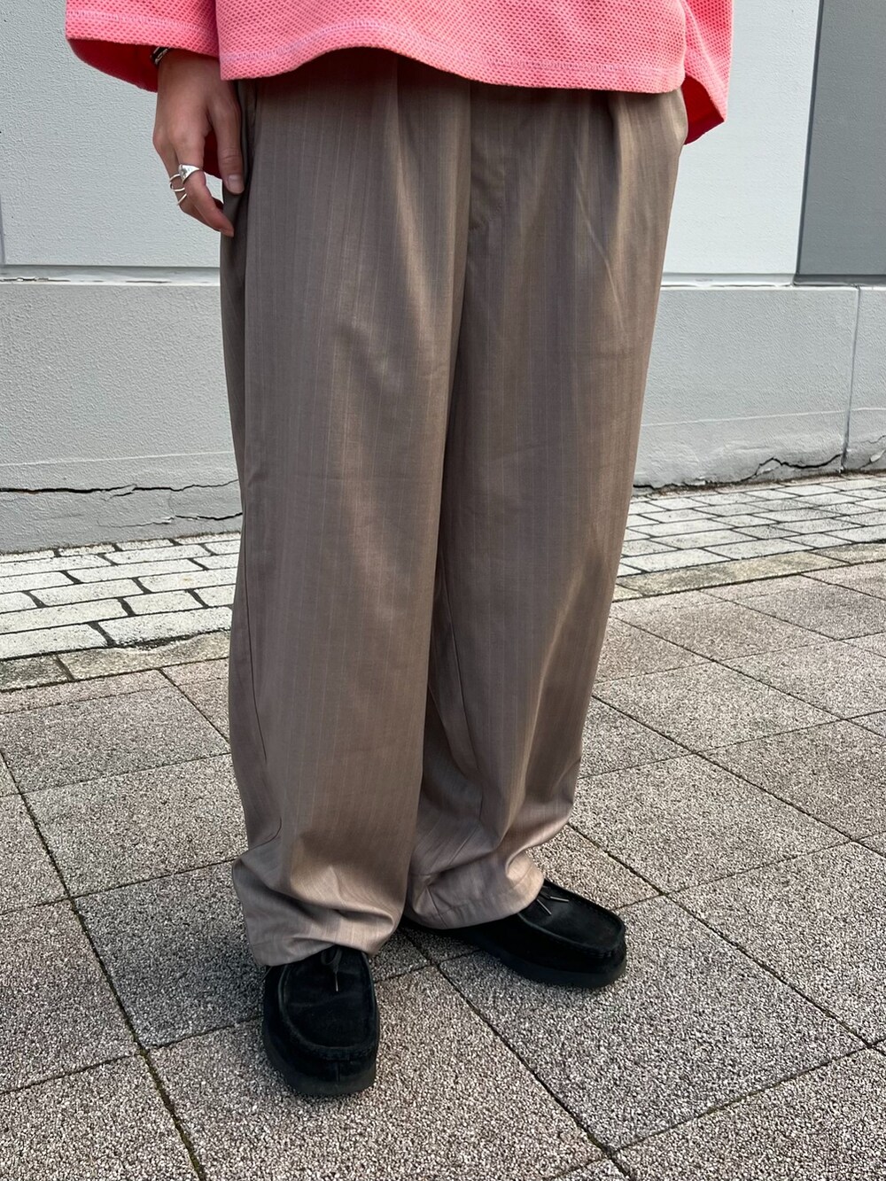 ブラウン系のスラックス、グレー系のシャツ/ブラウス、ピンク系のTシャツ/カットソーを着用したメンズの冬コーディネートの5枚目の写真
