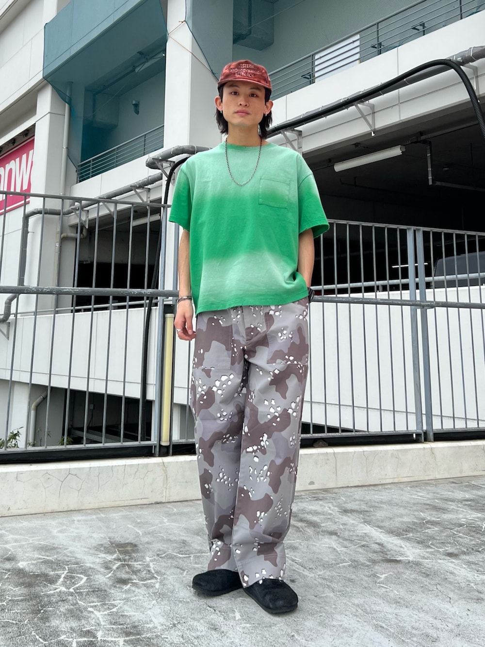 グレー系のその他アウター、グリーン系のTシャツ/カットソー、グレー系のその他パンツを着用したメンズの春コーディネートの2枚目の写真