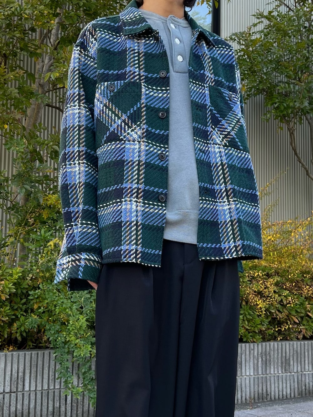 ブルー系のシャツ/ブラウス、ブルー系のスウェット、ブルー系のスラックスを着用したメンズの冬コーディネートの3枚目の写真