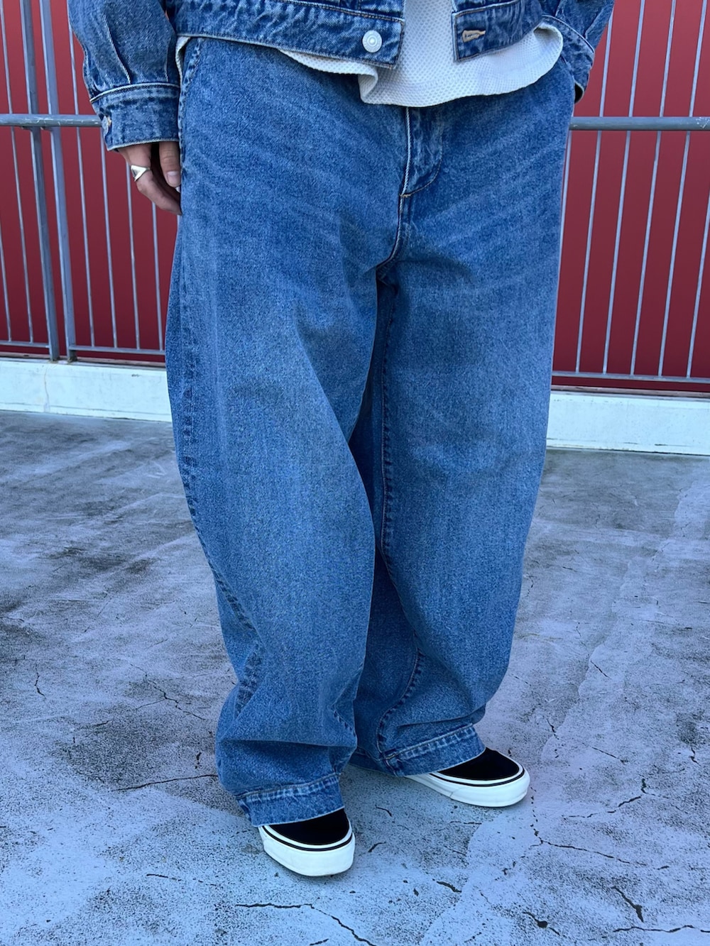 ブルー系のデニムジャケット、ベージュ系のTシャツ/カットソー、ブルー系のデニムパンツを着用したメンズの春コーディネートの5枚目の写真