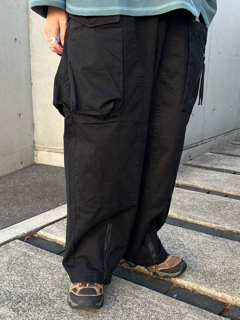 ブルー系のシャツ/ブラウス、グリーン系のTシャツ/カットソー、ブラック系のカーゴパンツを着用したメンズの冬コーディネートの5枚目の写真