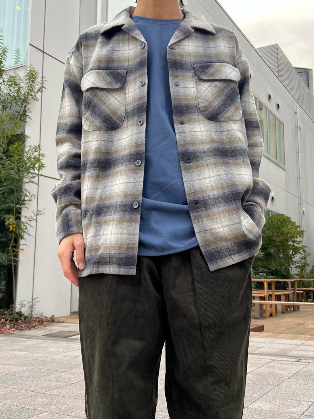 グレー系のシャツ/ブラウス、ブルー系のTシャツ/カットソー、ブラック系のサンダルを着用したメンズの冬コーディネートの2枚目の写真