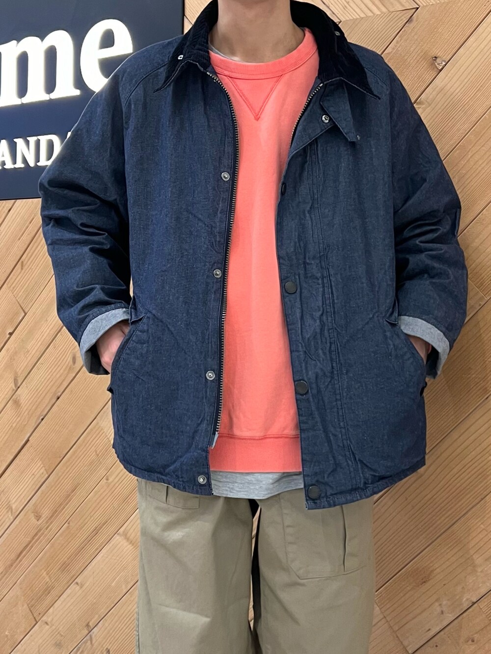 ブルー系のデニムジャケット、ピンク系のスウェット、ベージュ系のその他パンツを着用したメンズの春コーディネートの2枚目の写真