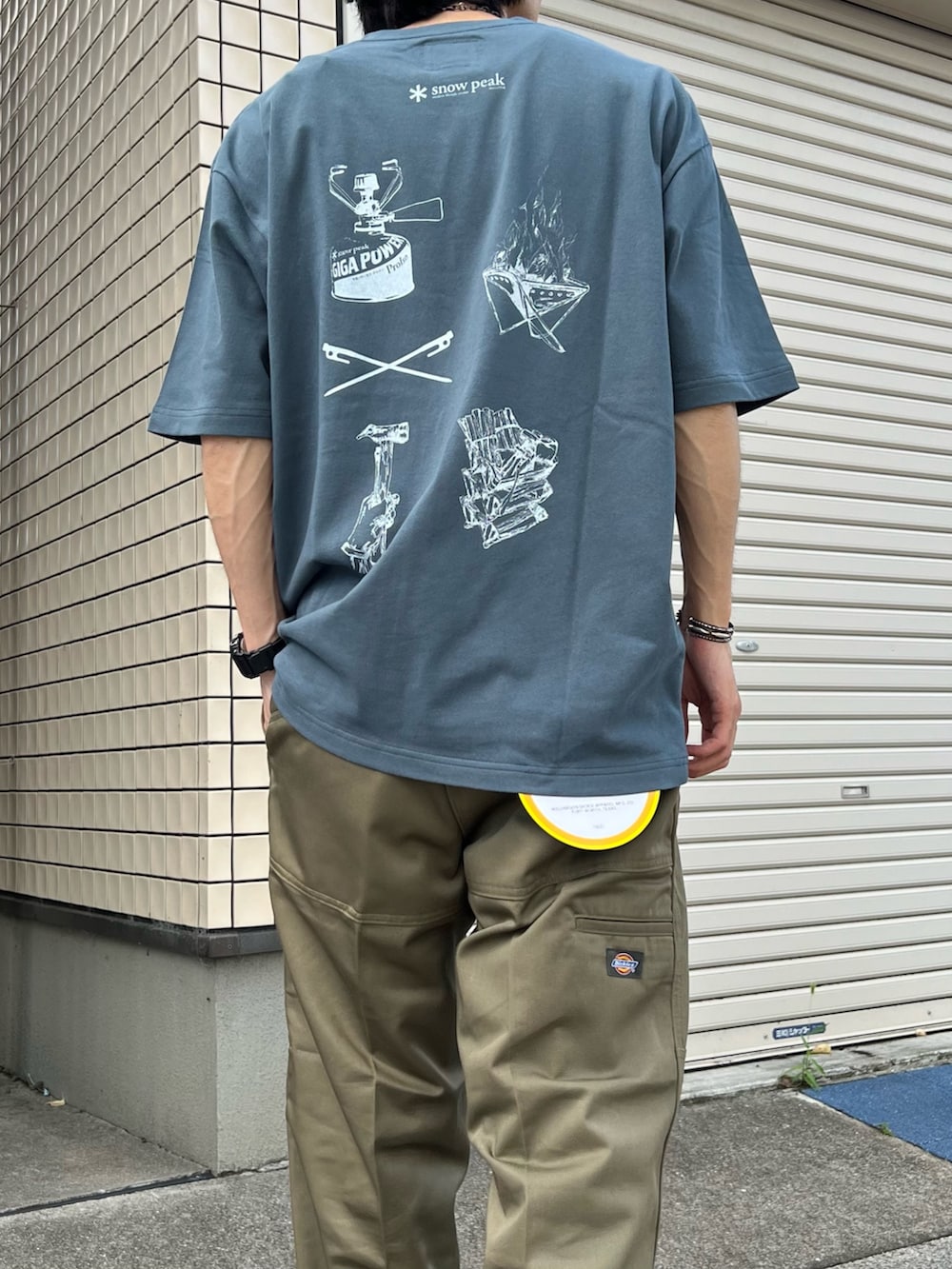 ブルー系のTシャツ/カットソー、イエロー系のその他パンツ、ブルー系のキャップを着用したメンズの夏コーディネートの2枚目の写真