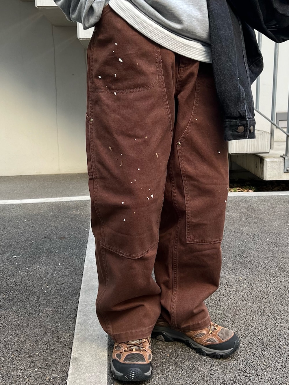 グレー系のスウェット、ブラック系のデニムジャケット、ホワイト系のTシャツ/カットソーを着用したメンズの冬コーディネートの4枚目の写真