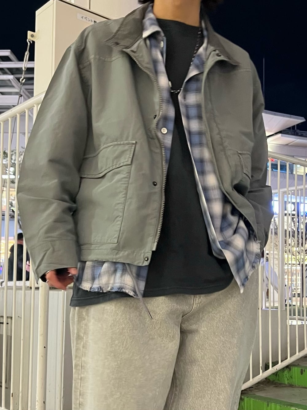 グレー系のマウンテンパーカー、ブルー系のシャツ/ブラウス、ブラック系のTシャツ/カットソーを着用したメンズの春コーディネートの3枚目の写真