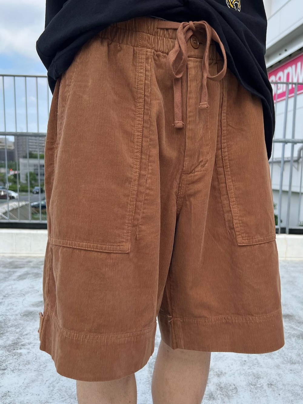 ブラウン系のその他パンツ、ブラック系のシャツ/ブラウス、ブラック系のTシャツ/カットソーを着用したメンズの夏コーディネートの7枚目の写真