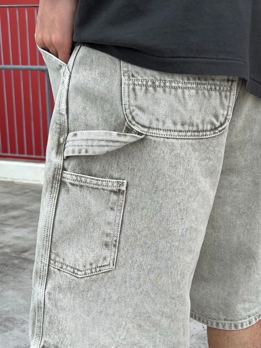 ブラウン系のその他パンツ、ブラウン系のシャツ/ブラウス、グレー系のTシャツ/カットソーを着用したメンズの春コーディネートの6枚目の写真