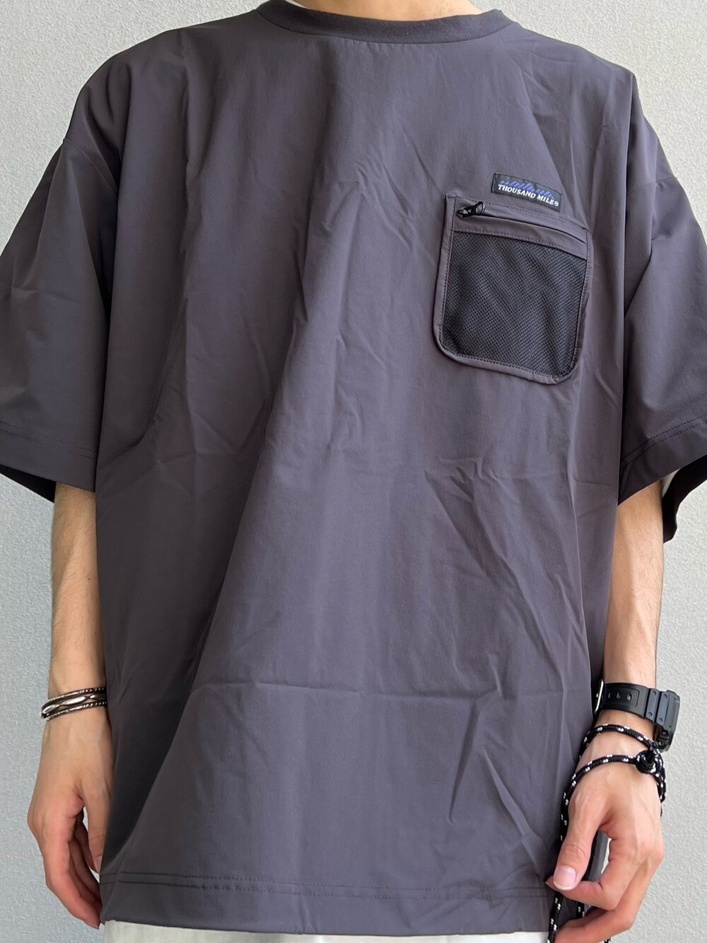 グレー系のTシャツ/カットソー、ホワイト系のTシャツ/カットソー、ブラック系のサンダルを着用したメンズの春コーディネートの2枚目の写真