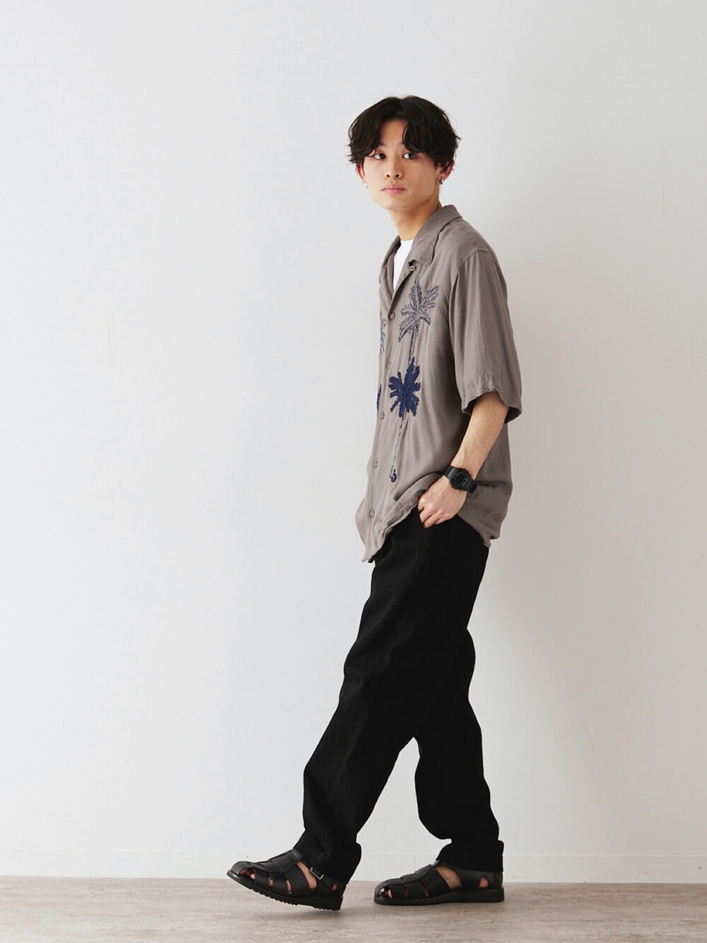 グレー系のシャツ/ブラウス、ブラック系のデニムパンツ、その他のその他を着用したメンズの冬コーディネートの2枚目の写真