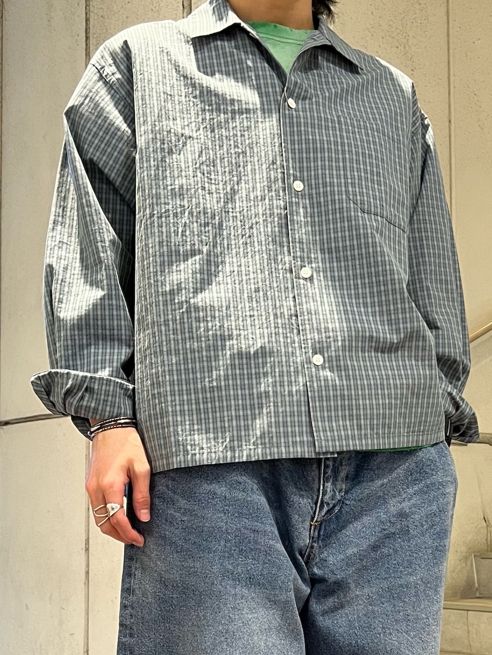 ブルー系のTシャツ/カットソー、グリーン系のシャツ/ブラウス、ブルー系のデニムパンツを着用したメンズの春コーディネートの4枚目の写真