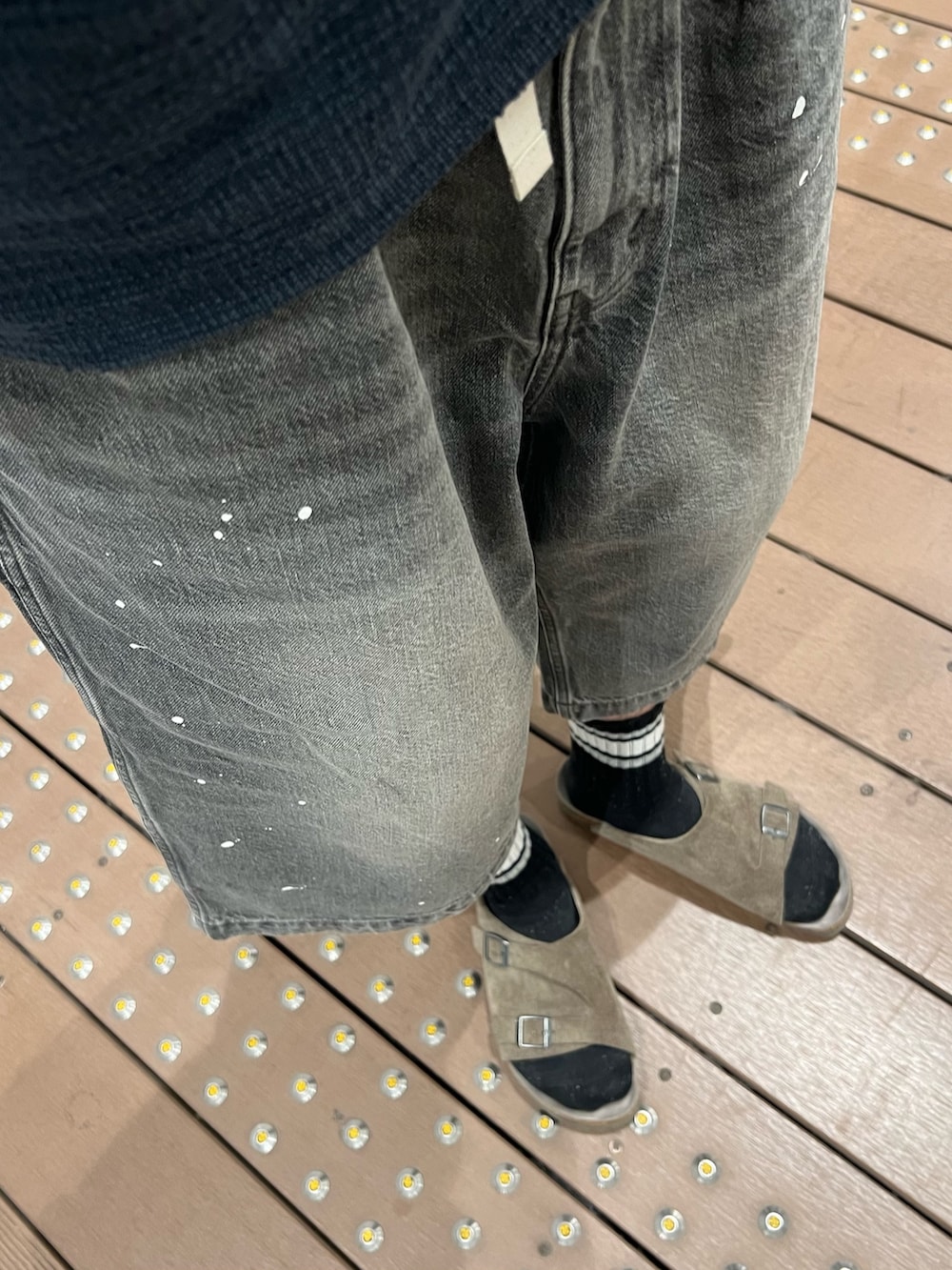 ブルー系のTシャツ/カットソー、ブラック系のその他パンツ、グレー系のサンダルを着用したメンズの夏コーディネートの4枚目の写真