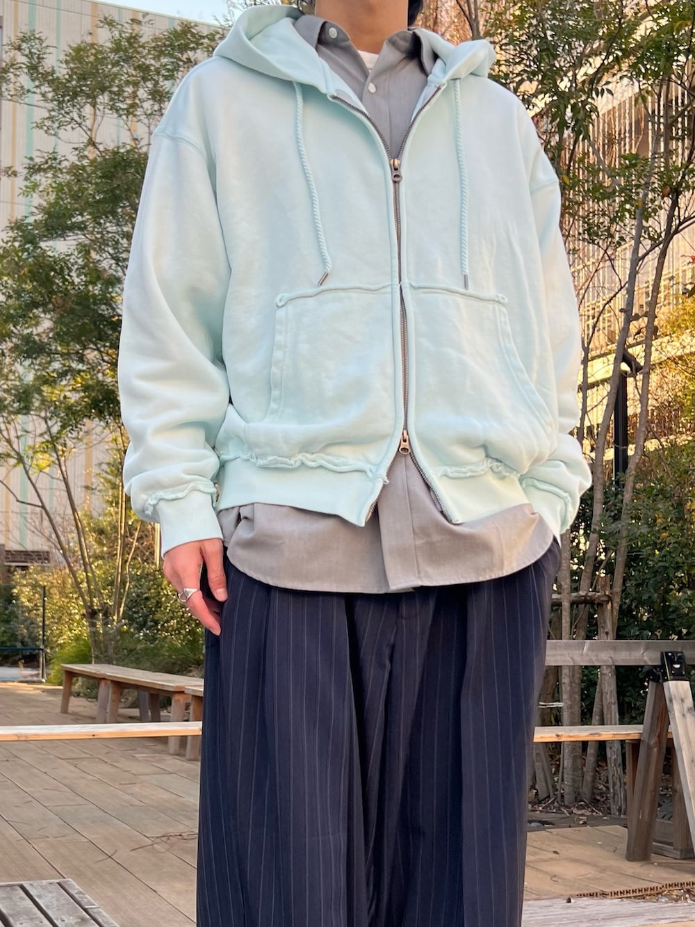 ベージュ系のパーカー、グレー系のシャツ/ブラウス、ホワイト系のTシャツ/カットソーを着用したメンズの冬コーディネートの4枚目の写真