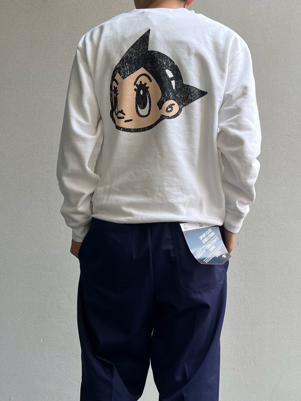 ホワイト系のTシャツ/カットソー、ブルー系のその他パンツ、その他のその他を着用したメンズの秋コーディネートの2枚目の写真