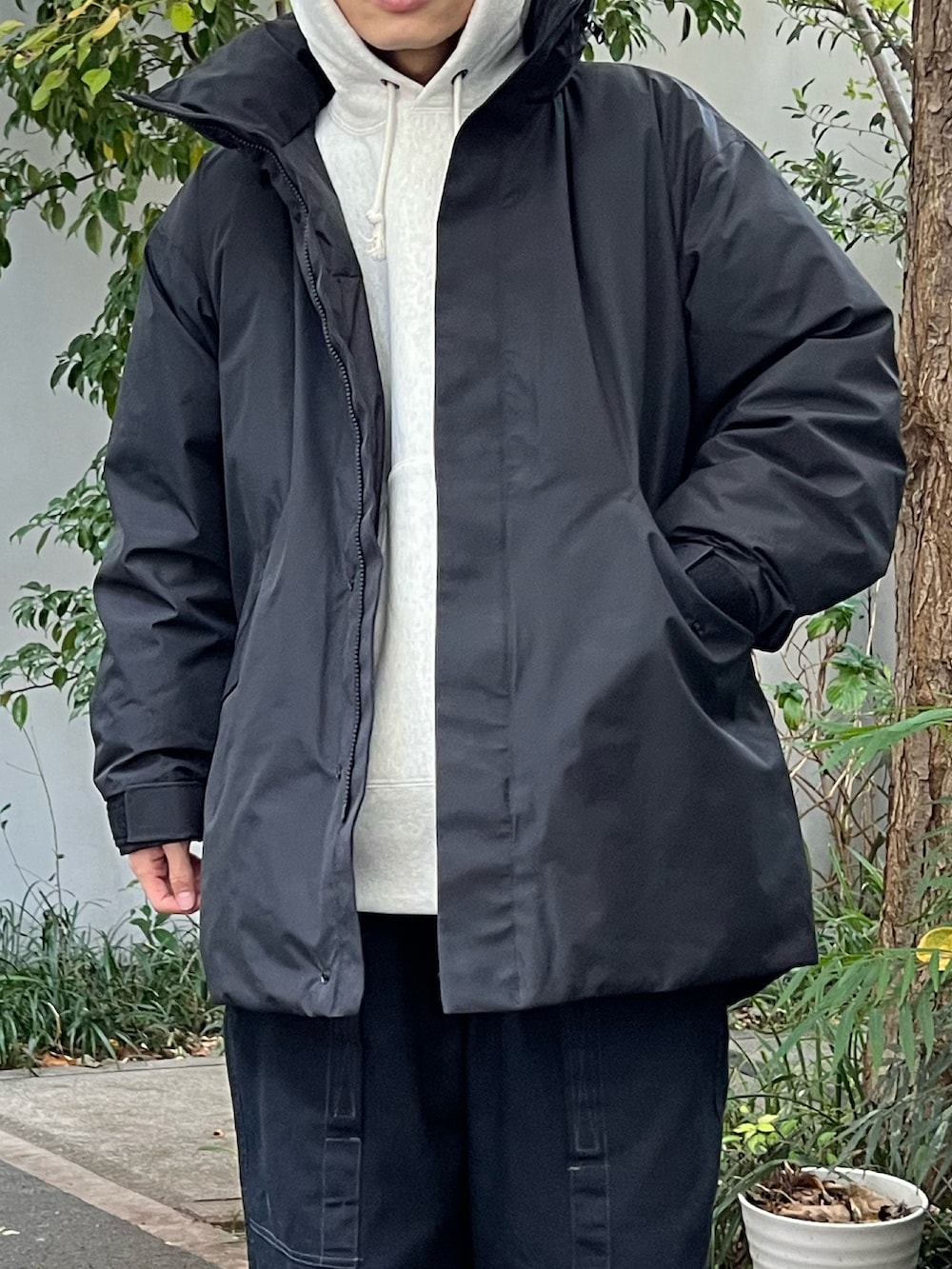ブラック系のスニーカー、ブラック系のその他パンツ、ホワイト系のパーカーを着用したメンズの冬コーディネートの2枚目の写真