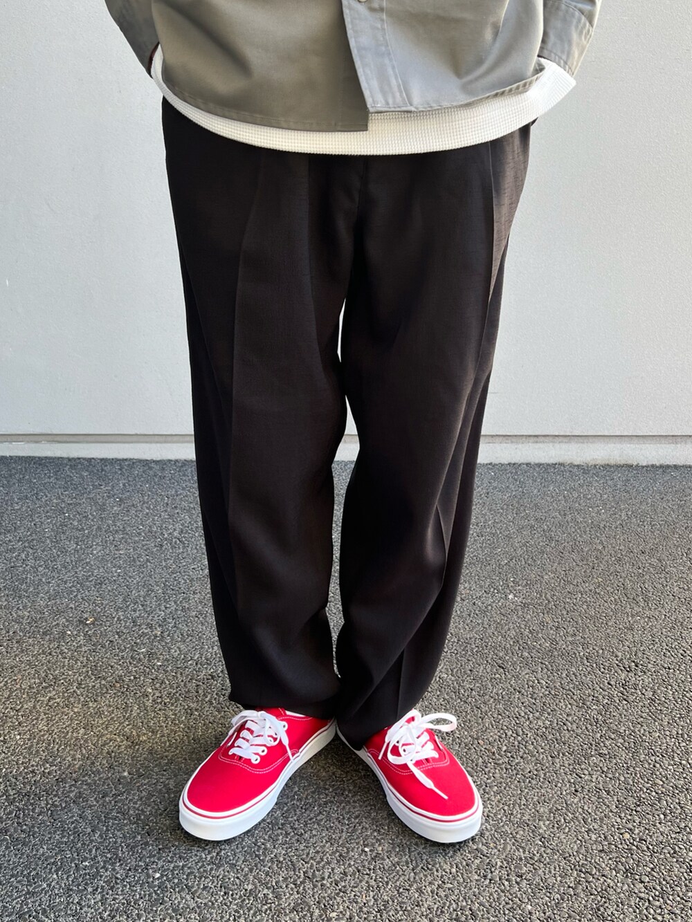 グリーン系のシャツ/ブラウス、ホワイト系のTシャツ/カットソー、ブラック系のスラックスを着用したメンズの春コーディネートの3枚目の写真