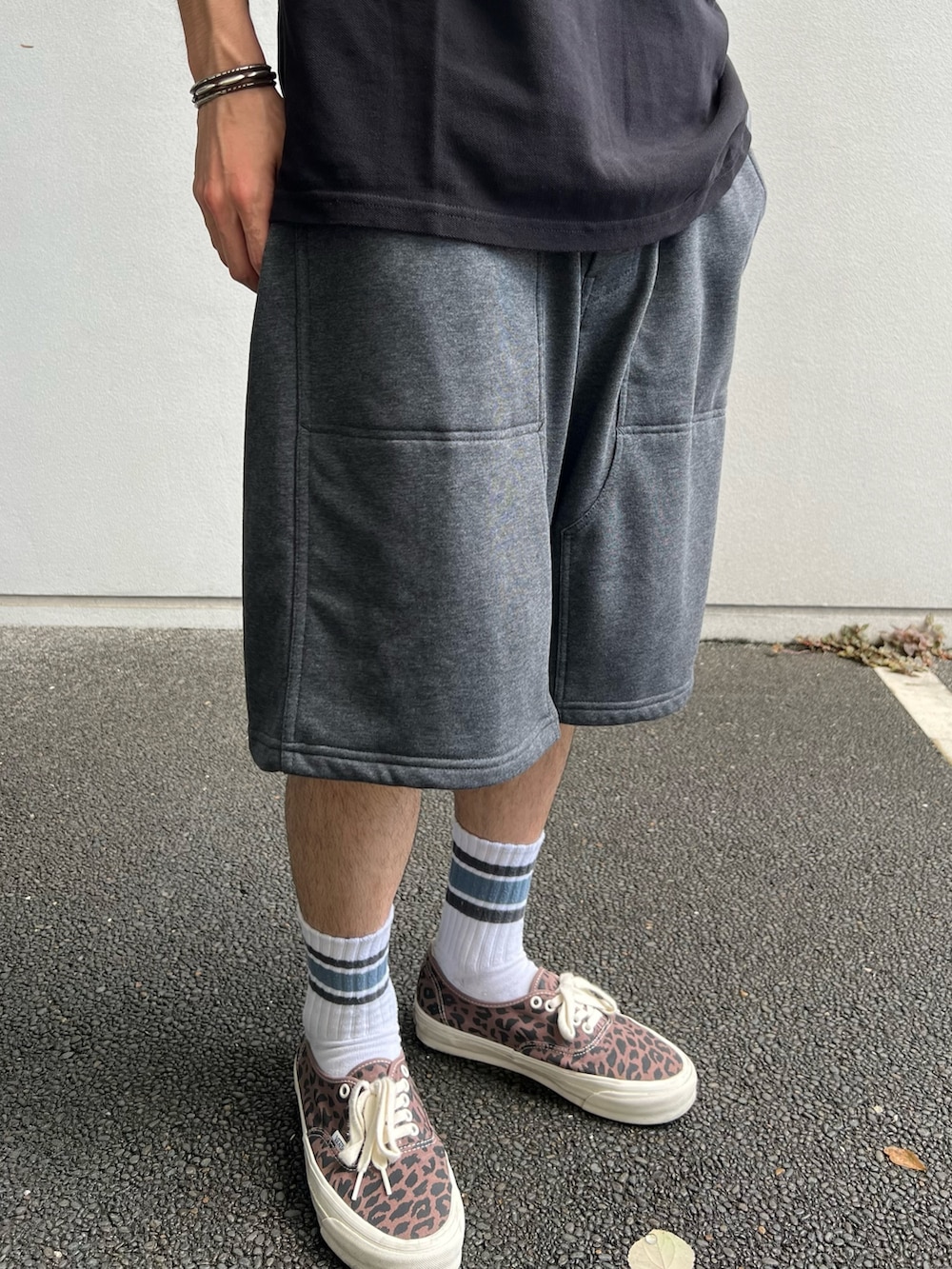 ブラック系のTシャツ/カットソー、ブラック系のその他パンツ、その他のその他を着用したメンズの夏コーディネートの3枚目の写真