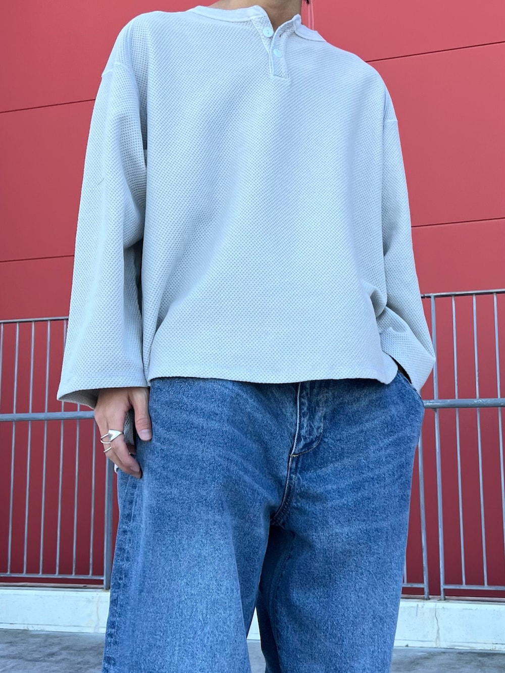 ブルー系のデニムジャケット、ベージュ系のTシャツ/カットソー、ブルー系のデニムパンツを着用したメンズの春コーディネートの4枚目の写真