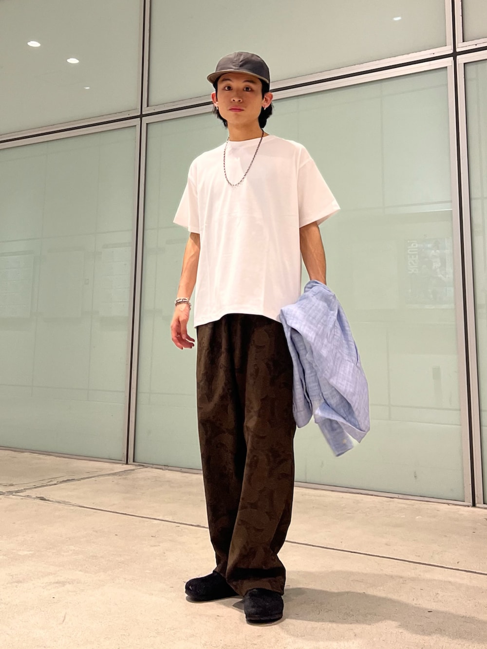 ホワイト系のTシャツ/カットソー、ブルー系のシャツ/ブラウス、ブラウン系のスラックスを着用したメンズの夏コーディネートの2枚目の写真