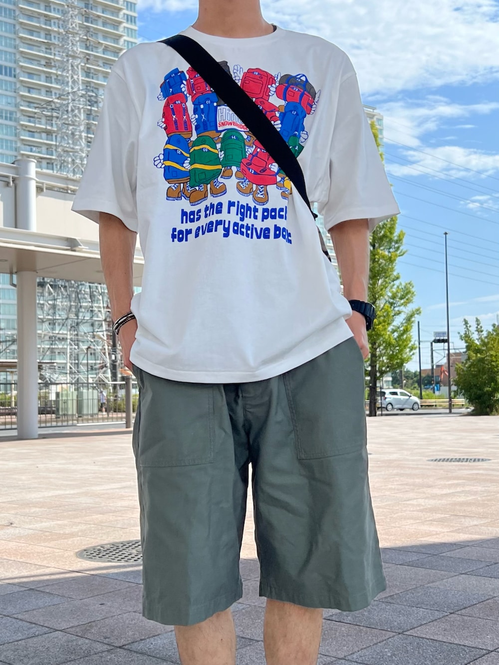 グリーン系のその他パンツ、ホワイト系のTシャツ/カットソー、グリーン系のショルダーバッグを着用したメンズの夏コーディネートの2枚目の写真