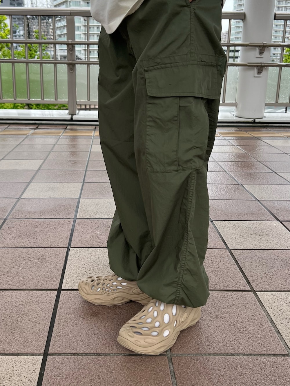 ホワイト系のTシャツ/カットソー、グリーン系のカーゴパンツ、ベージュ系のサンダルを着用したメンズの夏コーディネートの3枚目の写真