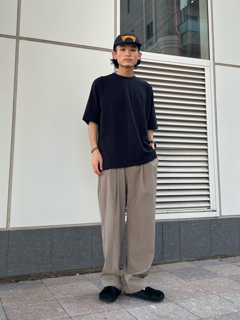ブラック系のシャツ/ブラウス、ブラック系のTシャツ/カットソー、ブラック系のサンダルを着用したメンズの秋コーディネートの2枚目の写真