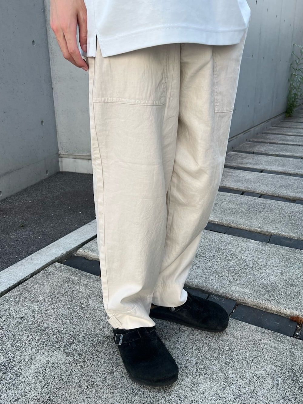 ブルー系のシャツ/ブラウス、グレー系のTシャツ/カットソー、ブラック系のサンダルを着用したメンズの夏コーディネートの5枚目の写真