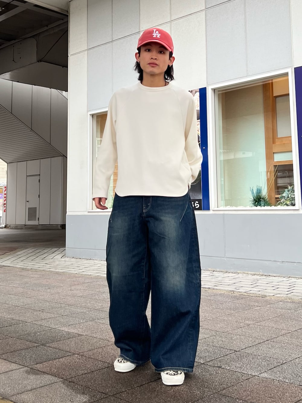 ホワイト系のTシャツ/カットソー、ブルー系のデニムパンツ、ホワイト系のシャツ/ブラウスを着用したメンズの冬コーディネートの2枚目の写真