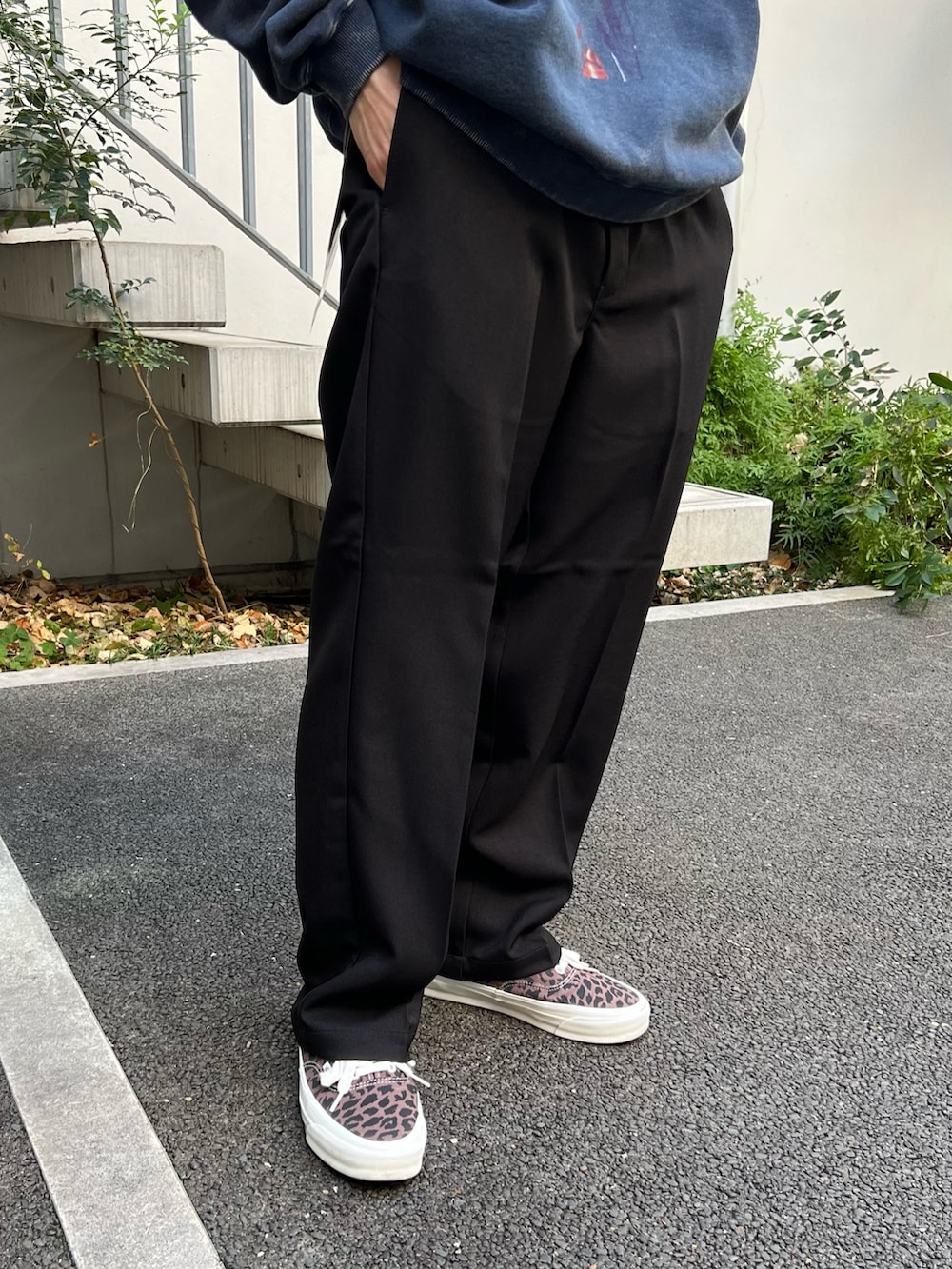 ブルー系のTシャツ/カットソー、ブラック系のスラックス、その他のその他を着用したメンズの冬コーディネートの3枚目の写真