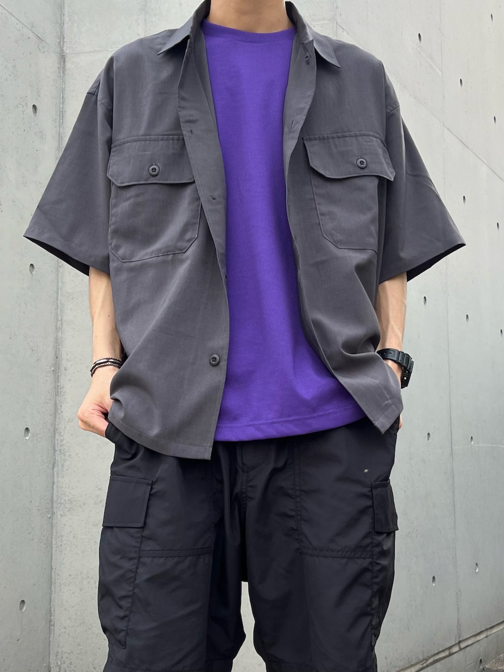 ブラック系のシャツ/ブラウス、パープル系のTシャツ/カットソー、ブラック系のその他パンツを着用したメンズの夏コーディネートの2枚目の写真