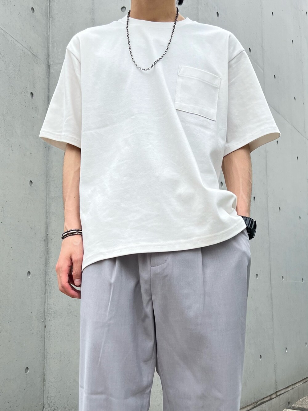 グレー系のシャツ/ブラウス、グレー系のスラックス、グレー系のTシャツ/カットソーを着用したメンズの夏コーディネートの4枚目の写真