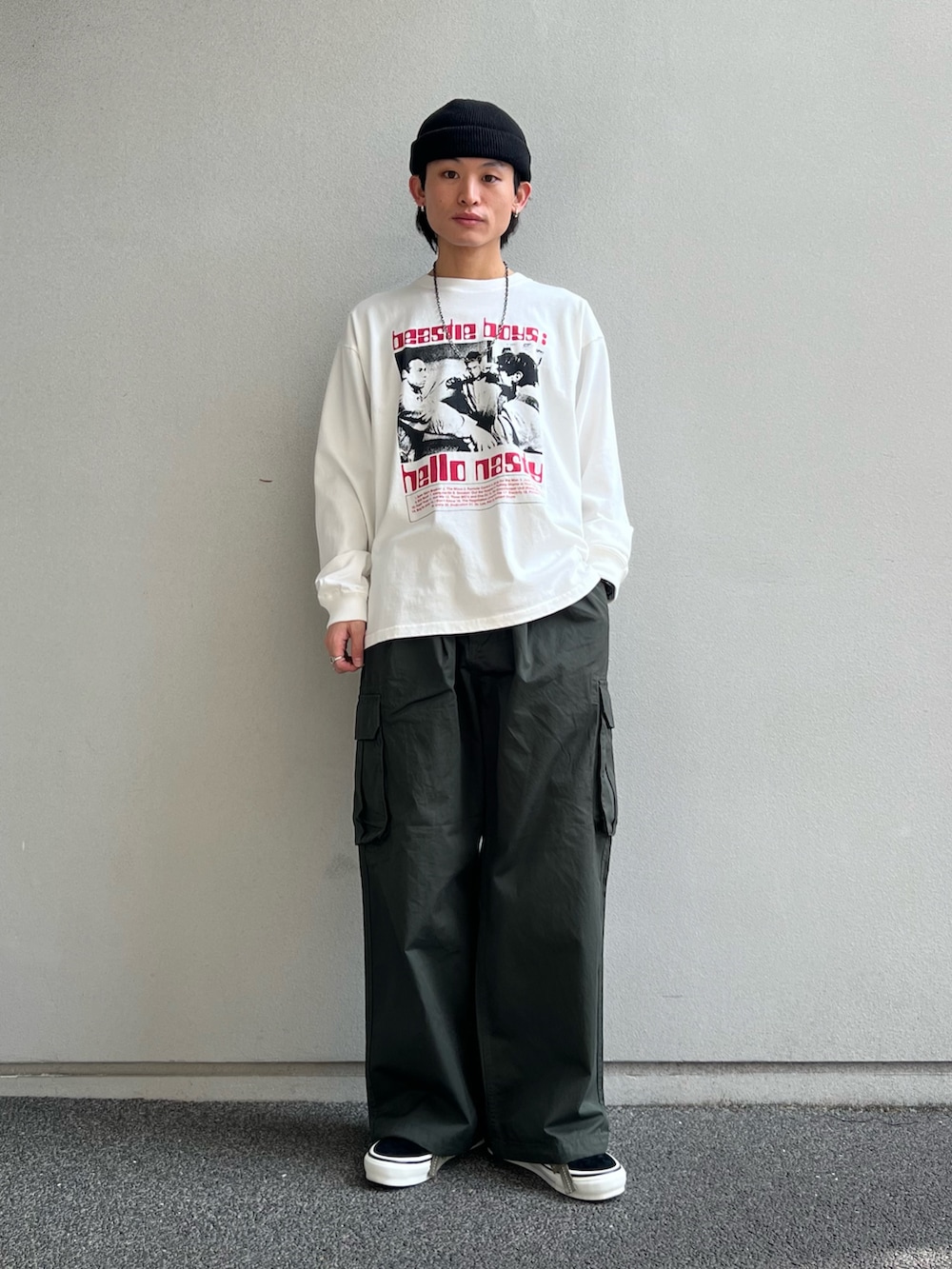 ベージュ系のシャツ/ブラウス、ホワイト系のTシャツ/カットソー、グリーン系のカーゴパンツを着用したメンズの春コーディネートの2枚目の写真