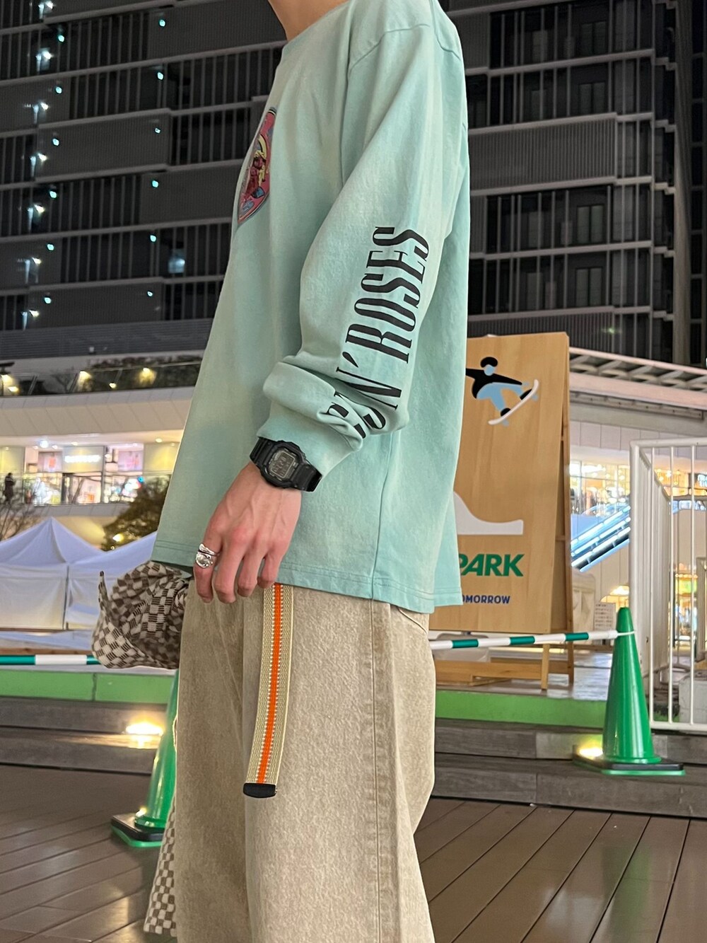ベージュ系のデニムパンツ、ブルー系のシャツ/ブラウス、グリーン系のTシャツ/カットソーを着用したメンズの春コーディネートの5枚目の写真