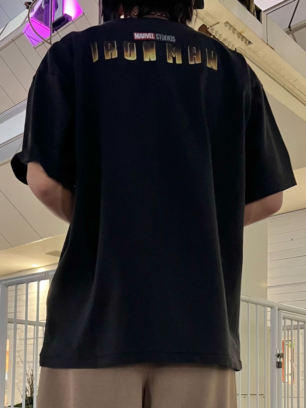 ベージュ系のスラックス、ブラック系のデニムジャケット、ブラック系のTシャツ/カットソーを着用したメンズの春コーディネートの5枚目の写真