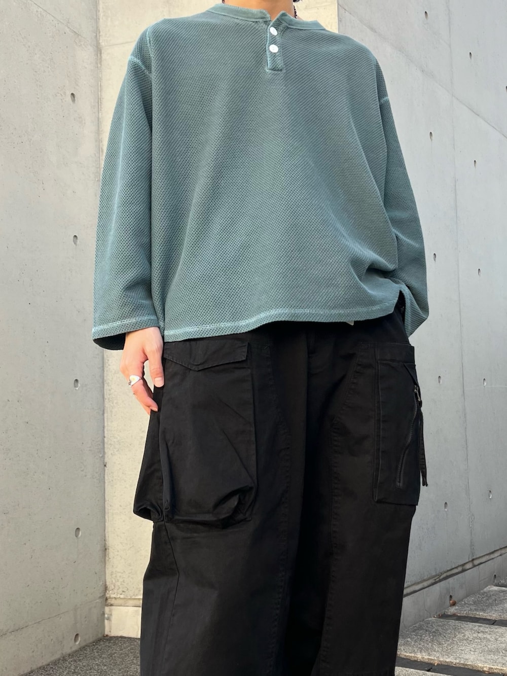 ブルー系のシャツ/ブラウス、グリーン系のTシャツ/カットソー、ブラック系のカーゴパンツを着用したメンズの冬コーディネートの4枚目の写真