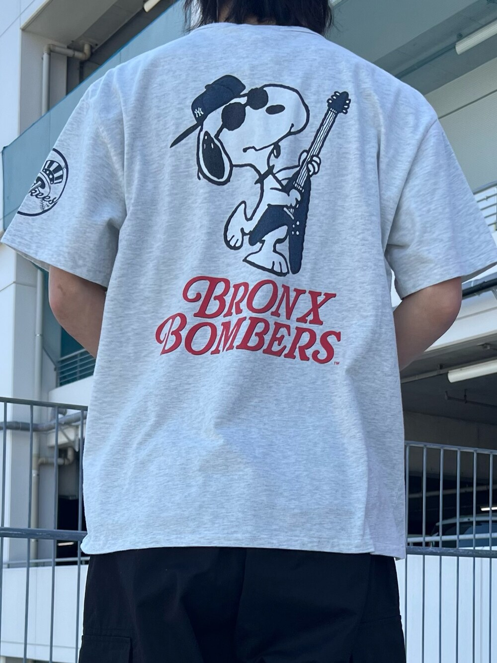 ブラック系のテーラードジャケット、グレー系のTシャツ/カットソー、ブラック系のカーゴパンツを着用したメンズの春コーディネートの5枚目の写真