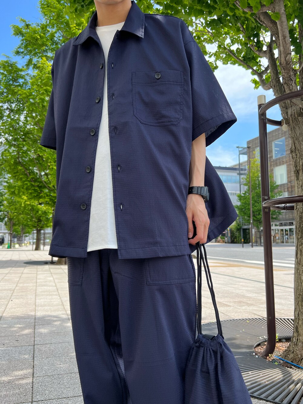 ブルー系のシャツ/ブラウス、ホワイト系のTシャツ/カットソー、ブルー系のその他パンツを着用したメンズの夏コーディネートの2枚目の写真