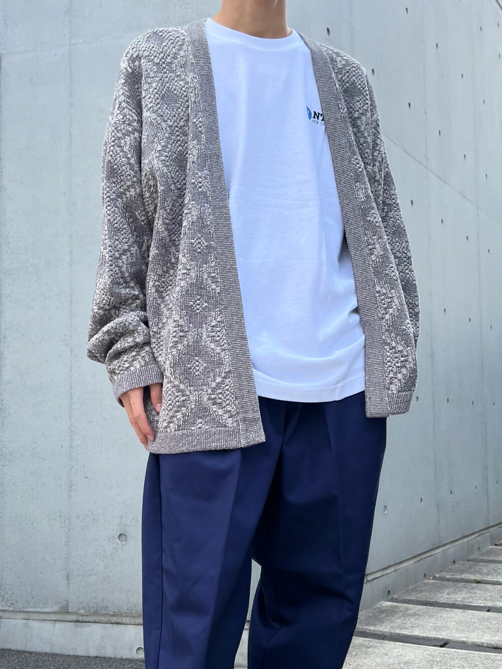 グレー系のニット/セーター、ホワイト系のTシャツ/カットソー、ブルー系のその他パンツを着用したメンズの夏コーディネートの2枚目の写真