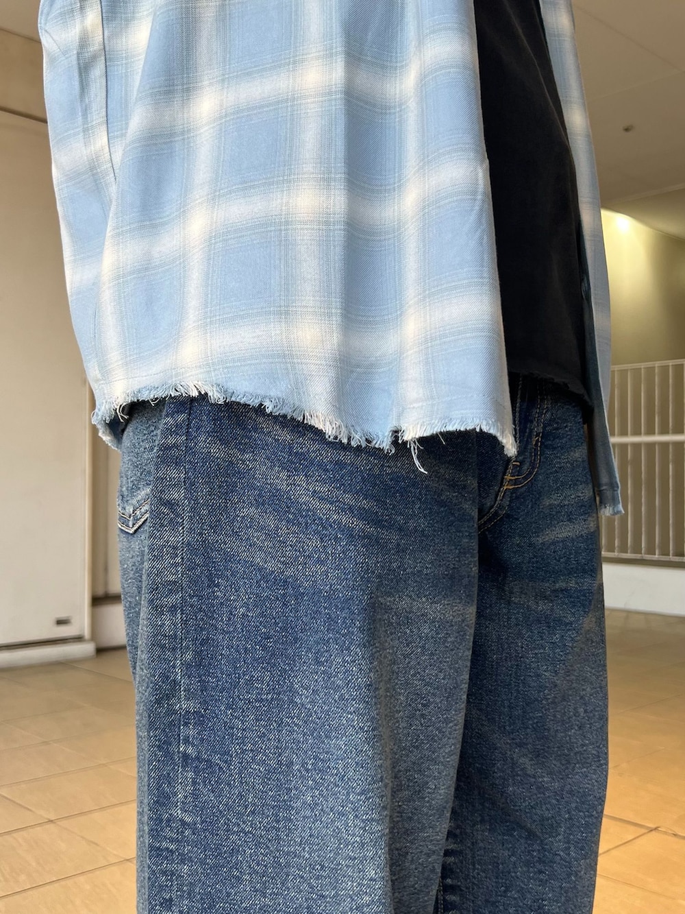 ブルー系のデニムパンツ、ブルー系のシャツ/ブラウス、ブラック系のTシャツ/カットソーを着用したメンズの春コーディネートの4枚目の写真