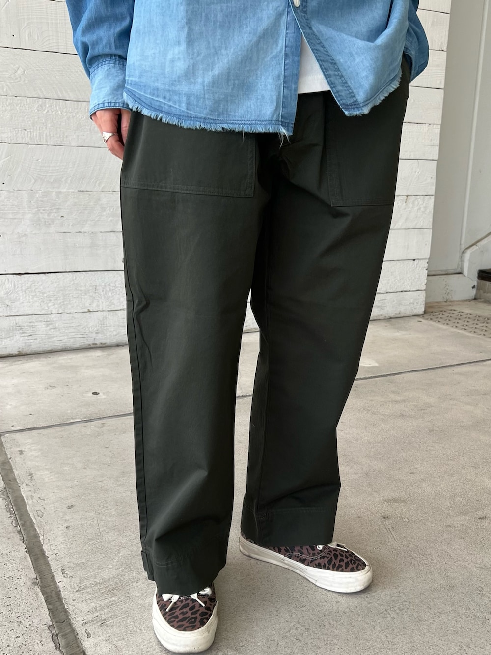 ブルー系のシャツ/ブラウス、ピンク系のその他アウター、グリーン系のその他パンツを着用したメンズの春コーディネートの5枚目の写真