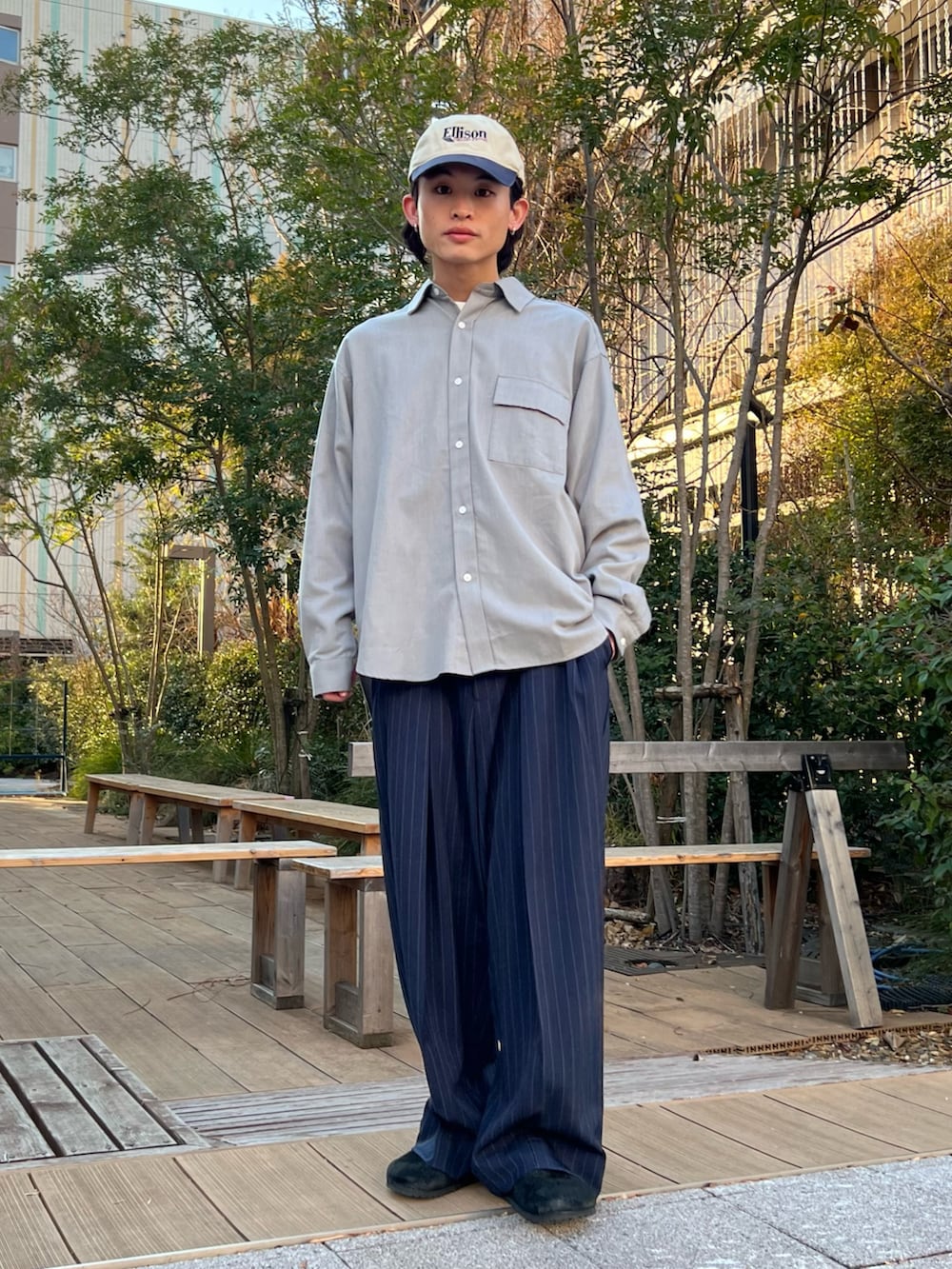 ベージュ系のパーカー、グレー系のシャツ/ブラウス、ホワイト系のTシャツ/カットソーを着用したメンズの冬コーディネートの2枚目の写真