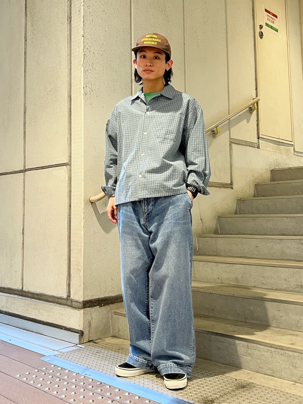 ブルー系のTシャツ/カットソー、グリーン系のシャツ/ブラウス、ブルー系のデニムパンツを着用したメンズの春コーディネートの2枚目の写真