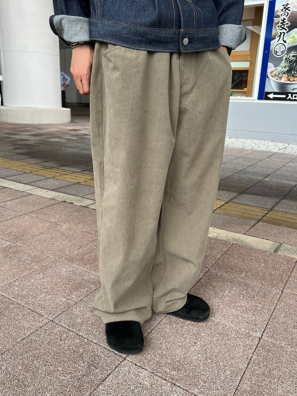 ピンク系のスウェット、ブルー系のデニムジャケット、ブラック系のサンダルを着用したメンズの秋コーディネートの5枚目の写真